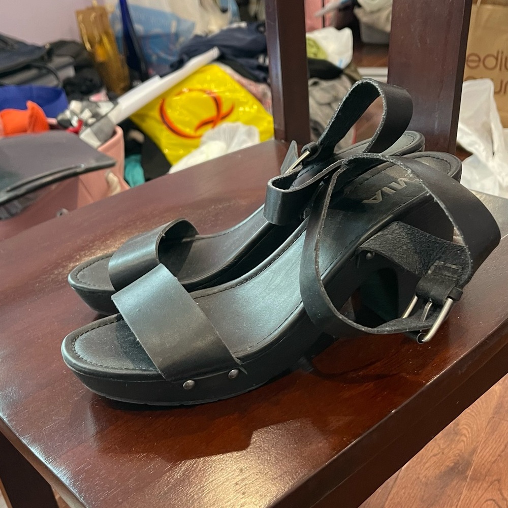 Open toe sandals on platform size 10